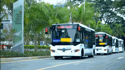 深圳的无人公交车在路上。你怎么想呢？